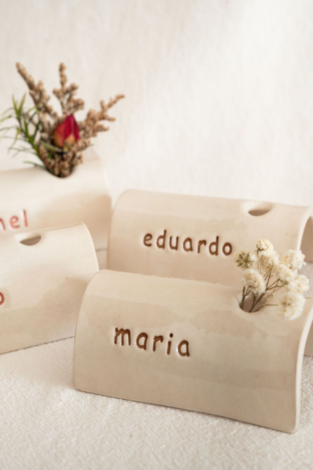 Marcadores de mesa Maria · Caementa, cerâmica feita à mão (2)